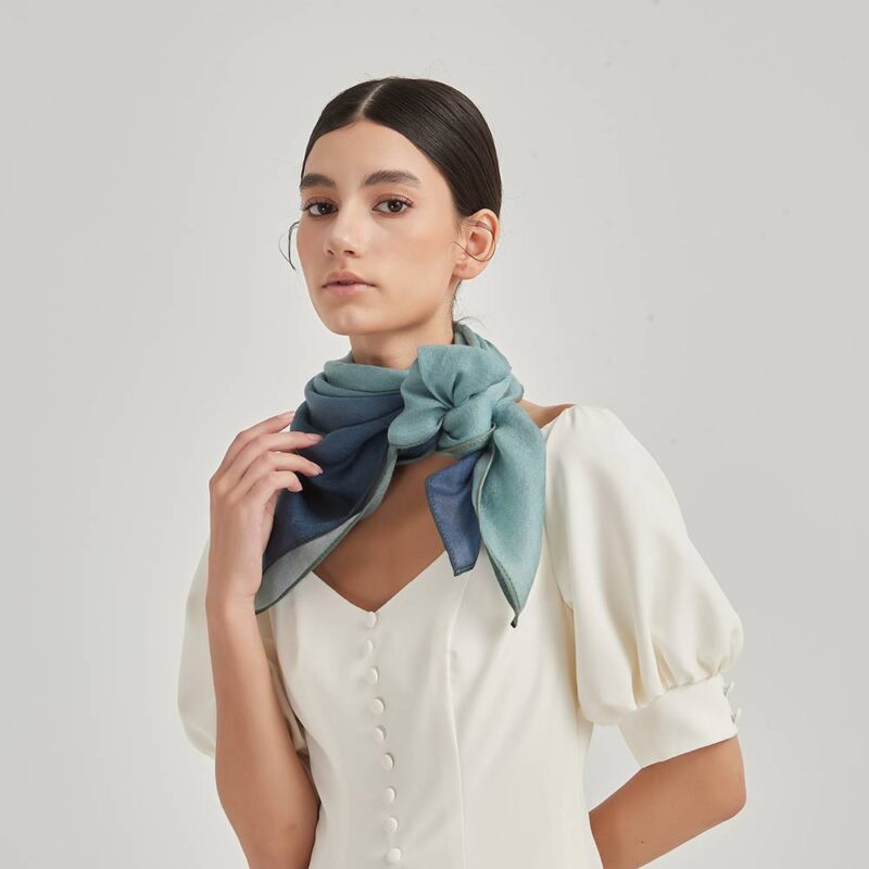 Écharpe en cachemire Inu Square Featherlight Cashmere Wrap – Image 4