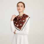 Foulard carré en soie à fleurs Shila