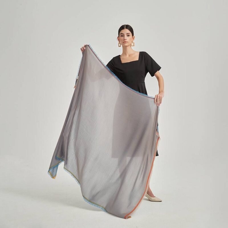 Écharpe réversible en cachemire léger Elaina – Image 3