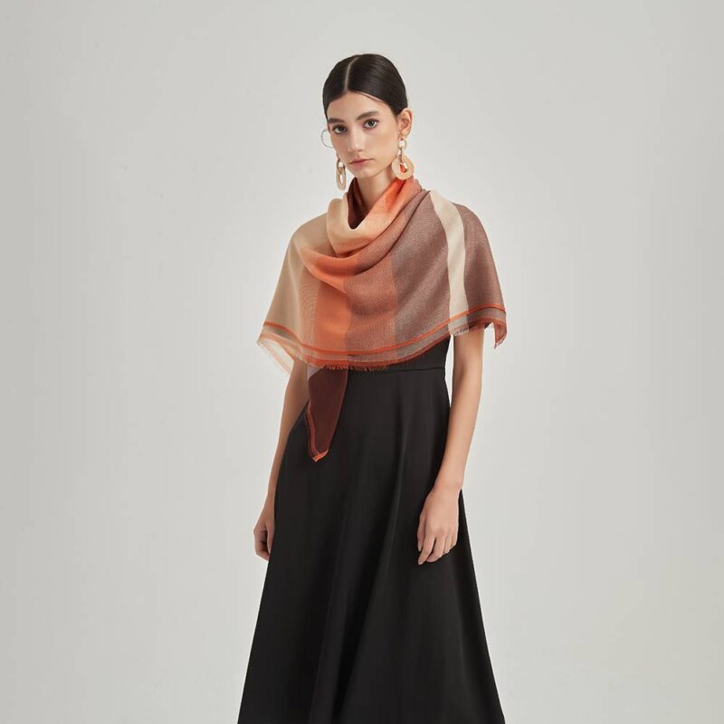 Écharpe en cachemire Adan Square Featherlight Cashmere Wrap – Image 3