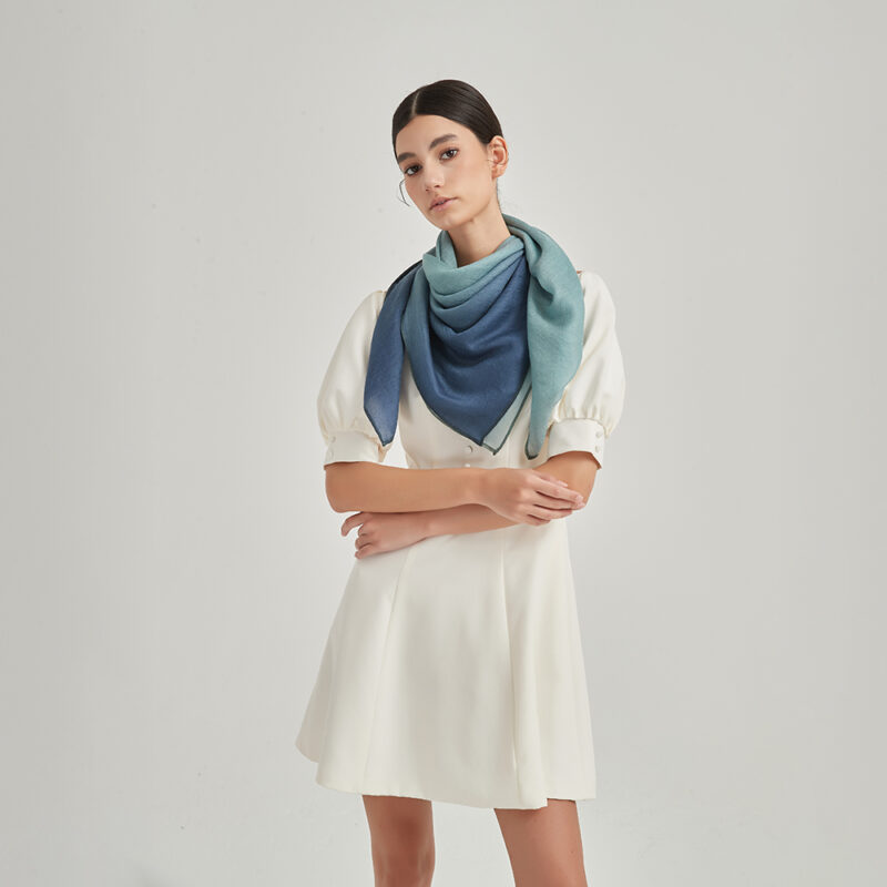 Écharpe en cachemire Inu Square Featherlight Cashmere Wrap – Image 3