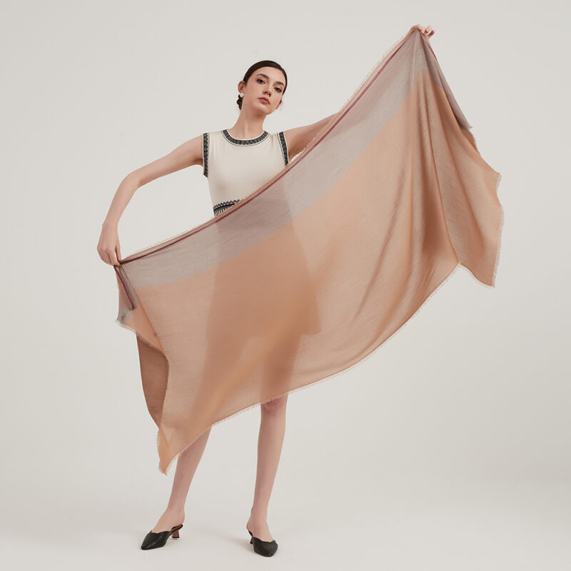 Sciarpa Kiera in cashmere leggero come una piuma - immagine 2