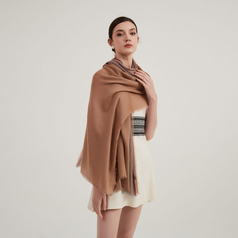 Sciarpa Kiera in cashmere leggero come una piuma - immagine 4