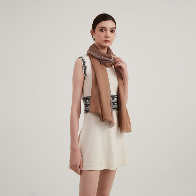 Sciarpa Kiera in cashmere leggero come una piuma - immagine 3