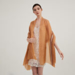 Luci Featherlight, sciarpa in cashmere a portafoglio