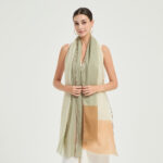 Celia Featherlight Lambswool Scarf Wrap - Laurel Green (écharpe en laine d'agneau)